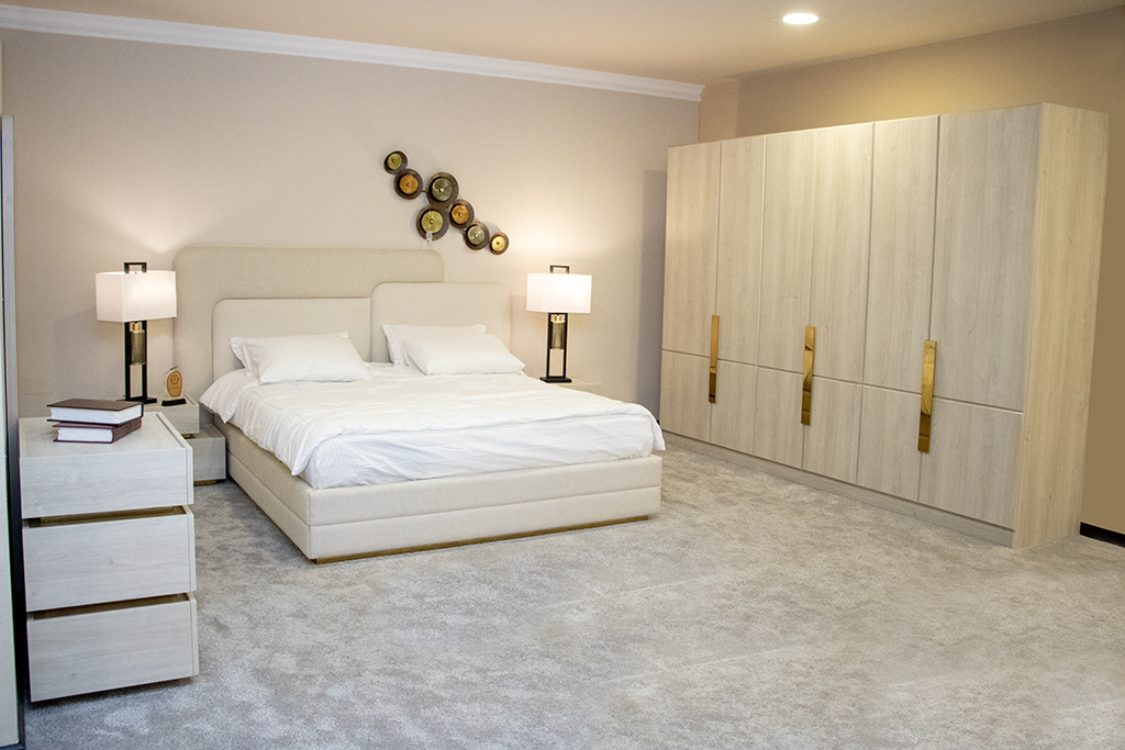 BED ROOM SET With Out Metrres