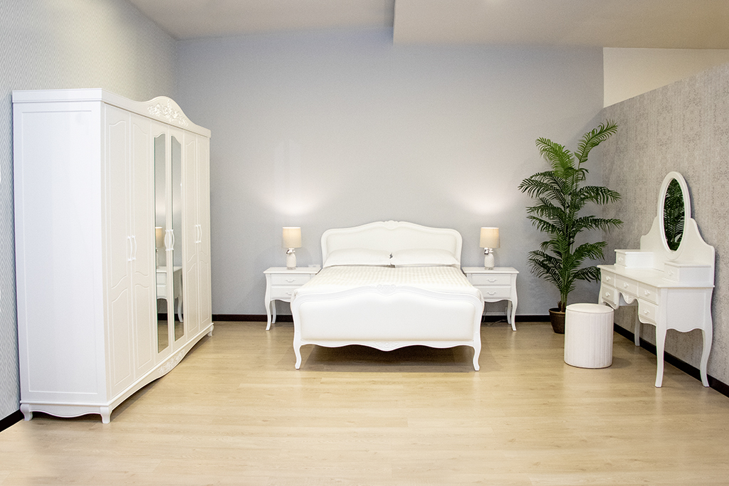 BED ROOM SET With Out Metrres